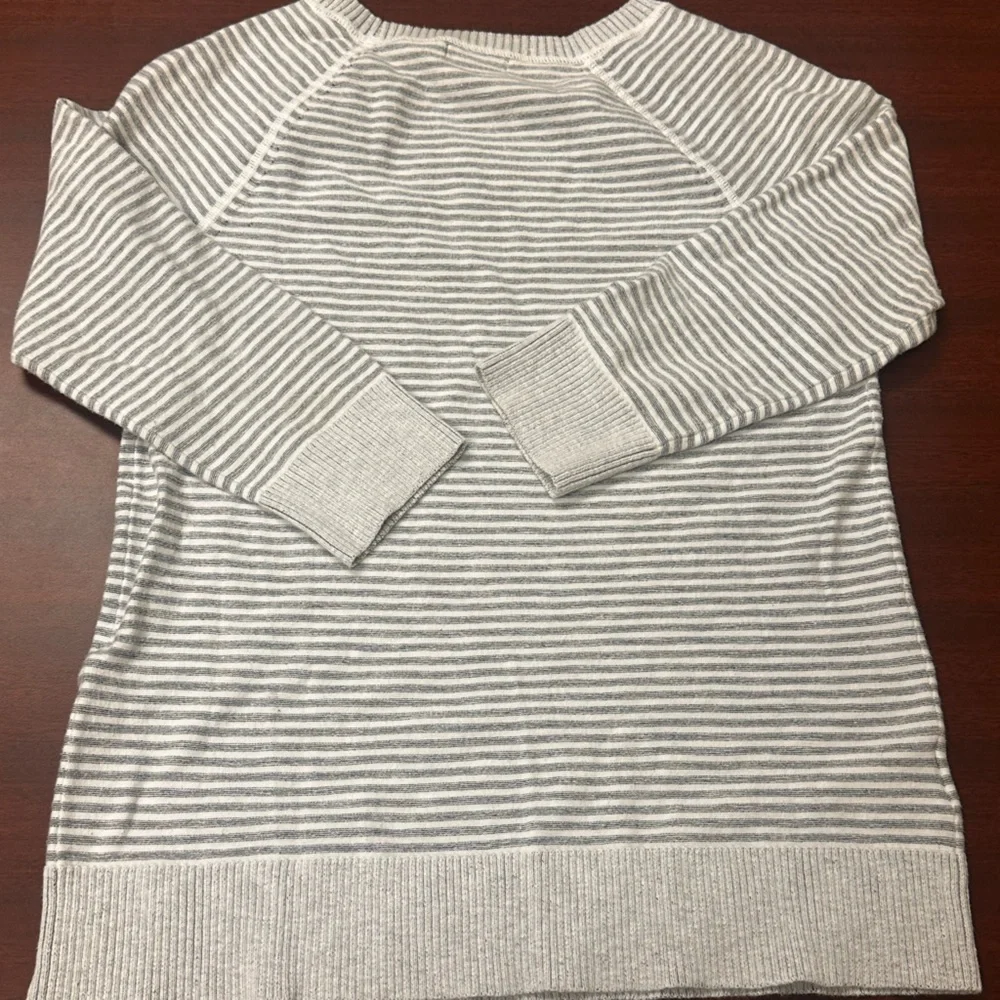 Eddie Bauer Gray and White Crew Neck Sweater Womens Size S Cotton Fall Spring - Picture 3 of 7